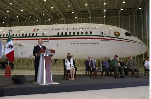 La magia de la 4T; rifan el avión y sigue en el hangar presidencial