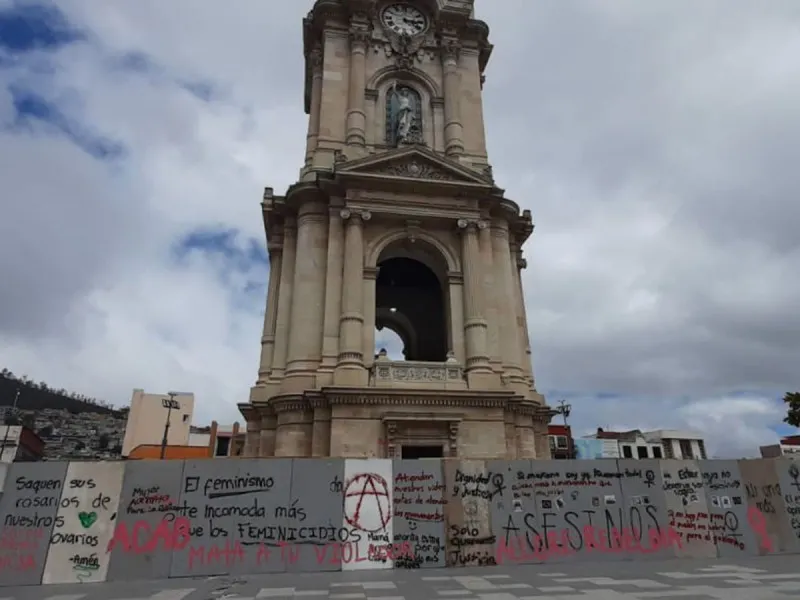 Encapuchadas lanzan pintura rosa al Reloj y pintan muro de protección