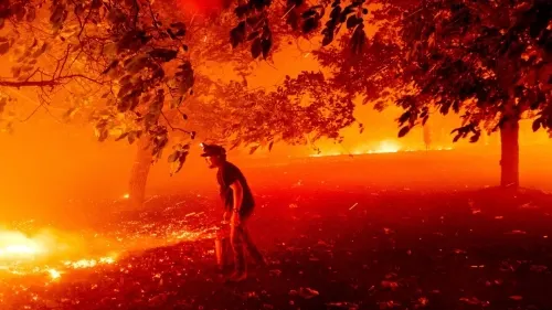 Miles de personas evacuadas por incendios forestales en California