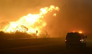 Desalojan a residentes y cierran carretera en California por incendio