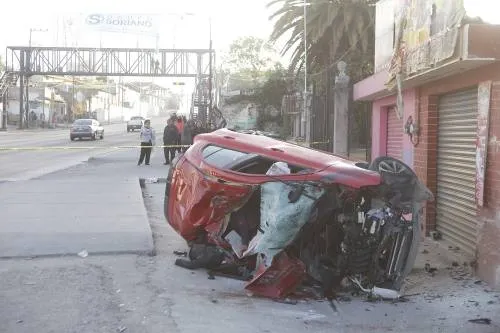 Volcadura en la carretera federal a Tehuacán deja dos muertos