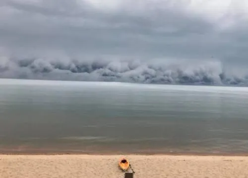 “Extrañas nubes” flotan sobre un lago de Estados Unidos