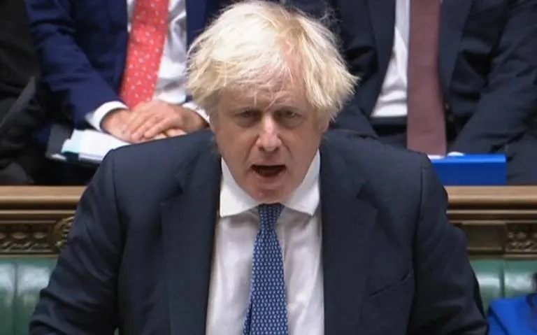 Exhiben a Boris Johnson bebiendo durante presunta fiesta covid