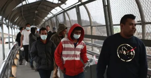 Juez de EU ordena entregar expedientes a migrantes para defenderse ante deportaciones