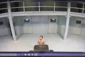 Osorio Chong muestra foto de El Chapo en el penal tras rumores de fuga