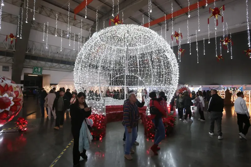 Familias poblanas conviven con paz y alegría en el Festival Navideño 2025