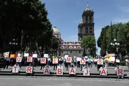Trabajadores de restaurantes, hoteles, comercios del centro histórico se manifiestan en el zócalo