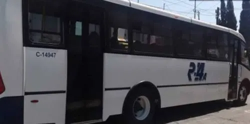 Tres sujetos armados asaltan una Ruta 14 en la colonia José María Morelos y Pavón