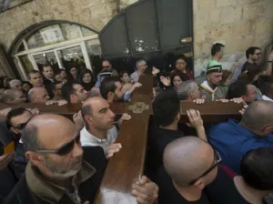 Miles de personas acuden a Jerusalén en Viernes Santo