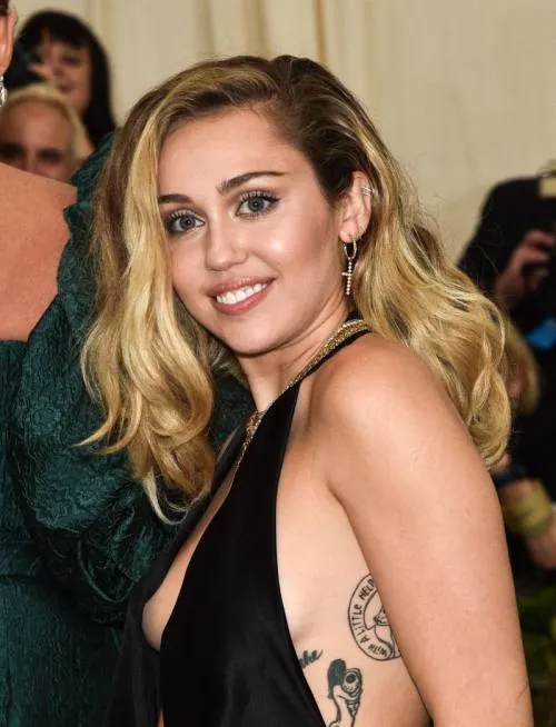 Miley Cyrus ha vuelto a fumar marihuana y la ha inducido quien menos esperamos