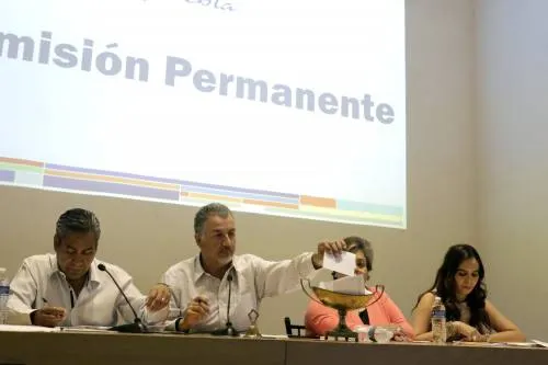 Continúa la desbandada en el Congreso, nueve diputados solicitan licencia