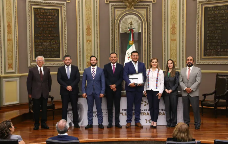 congreso-de-puebla-presea-luis-rivera-terrazas