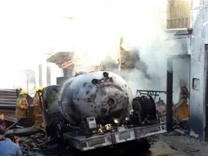 Explota pipa de gas en pleno centro de Comitán, Chiapas