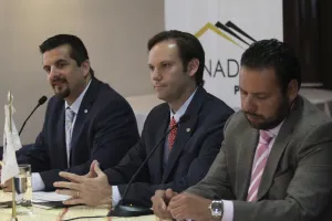 Diputados federales poblanos plantan a empresarios locales
