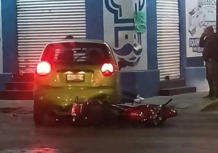 Motociclista pierde la vida tras impactarse contra un vehículo, en la colonia Héroes de Nacozari