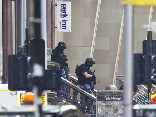 Hombre apuñala a varias personas en Glasgow; policías lo balean
