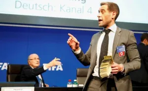 Demanda FIFA a comediante por lanzar billetes a Blatter