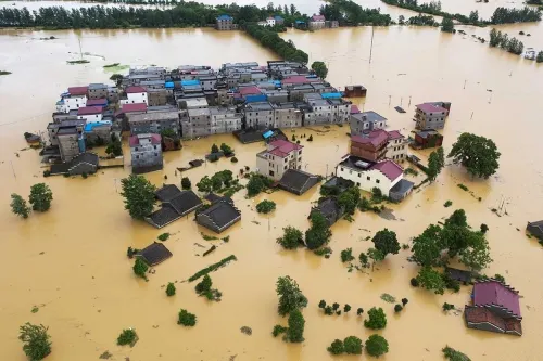 Lluvias dejan al menos 140 muertos en China; alerta en Wuhan