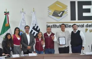 Juan Rivera recibe constancia de mayoría como alcalde electo de Chignahuapan