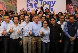 Miles de panistas cobijan a Tony Gali en cierre de precampaña