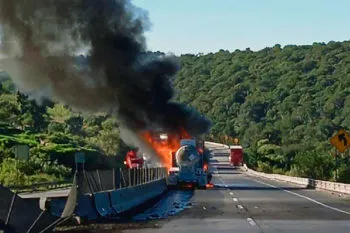 Vuelca pipa con gas en el Arco Norte y arde en llamas, a la altura de Españita