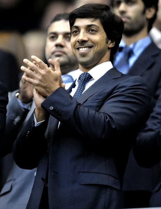Sheikh Mansour, dueño del Manchester City, apoya a la afición para asistir a la Champions League