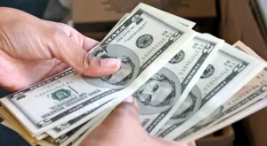 Promedia dólar libre en 16.29 pesos a la venta en el AICM