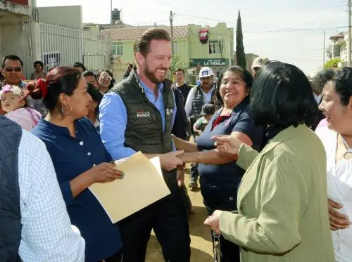 Gobierno municipal trabaja de afuera hacia adentro para conectar a las familias con el progreso