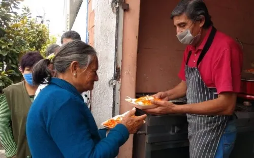 Dan alimento a los más necesitados; regalan chanclas a afectados por pandemia