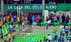 VIDEO: Aficionados de Santos y Tigres desatan batalla campal