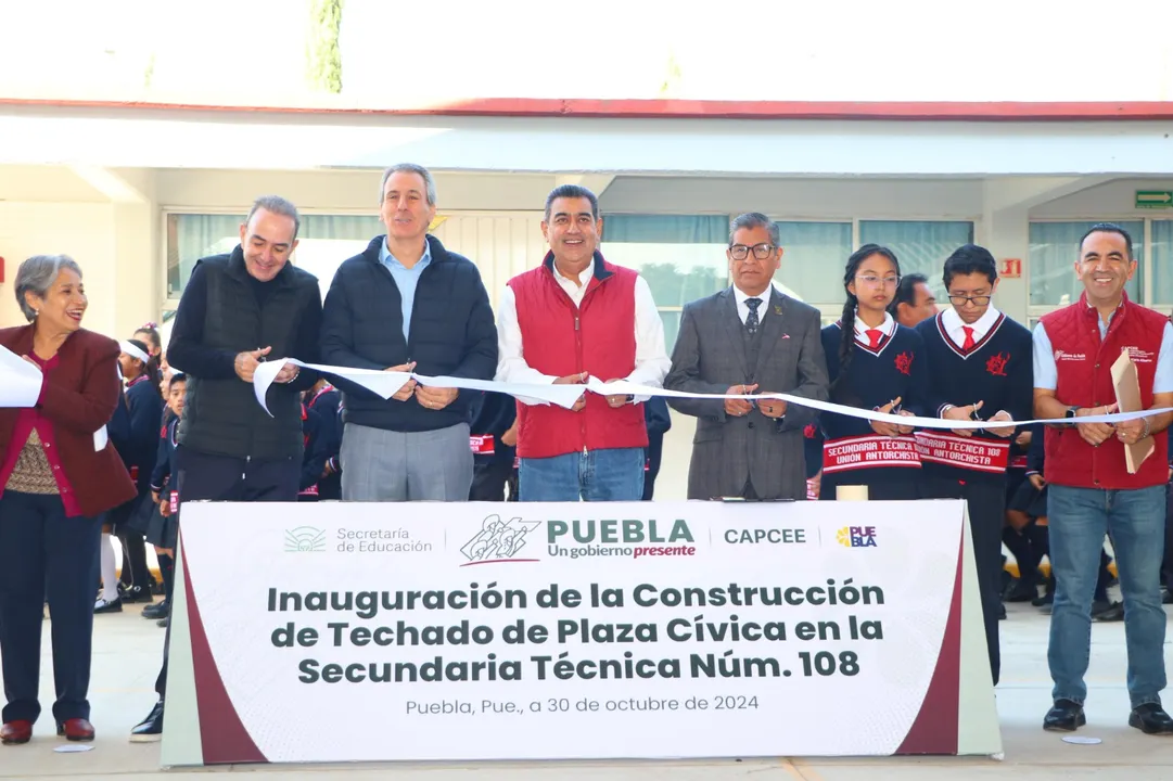 Combate Gobierno de Puebla rezago educativo; entrega techados y aulas en la capital