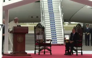 Sumo Pontífice llega a Cuba; Raúl Castro lo recibe
