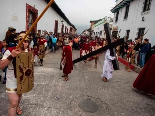 Ignoran Covid-19 y celebran viacrucis en Chiapas