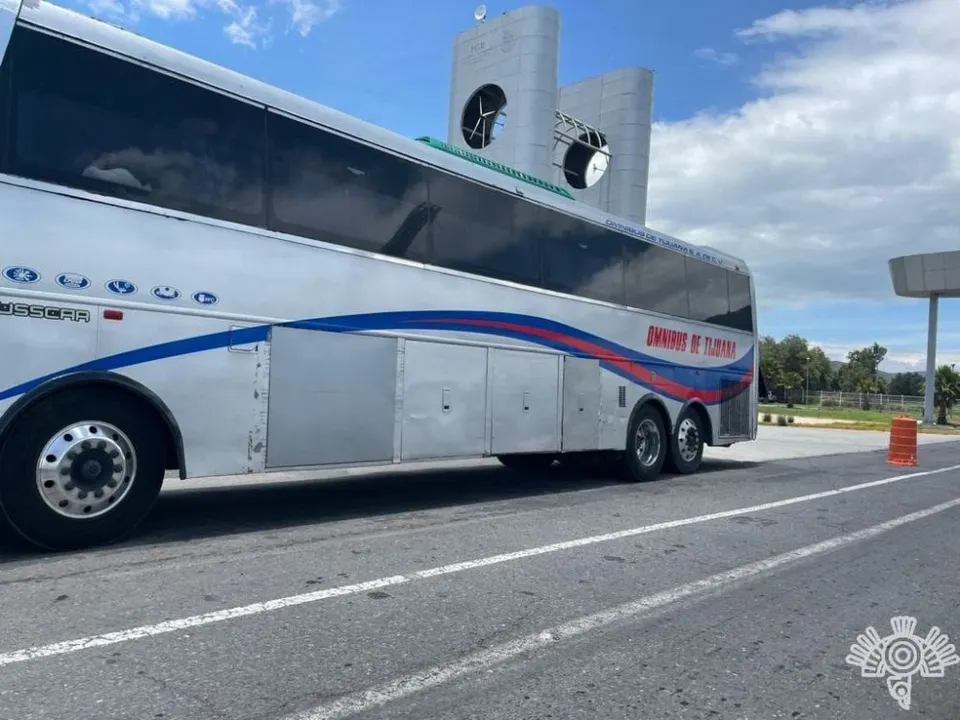 Hallan a 22 migrantes de Bangladesh en autobús de turismo en Puebla