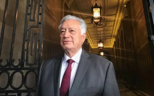CFE se enfrenta al “huachicol eléctrico”, denuncia Manuel Bartlett