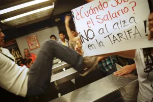 Se saltan el Metro en protesta por aumento