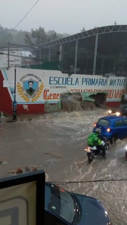 Bardas colapsadas, calles y viviendas inundadas deja aguacero al oriente de la capital poblana