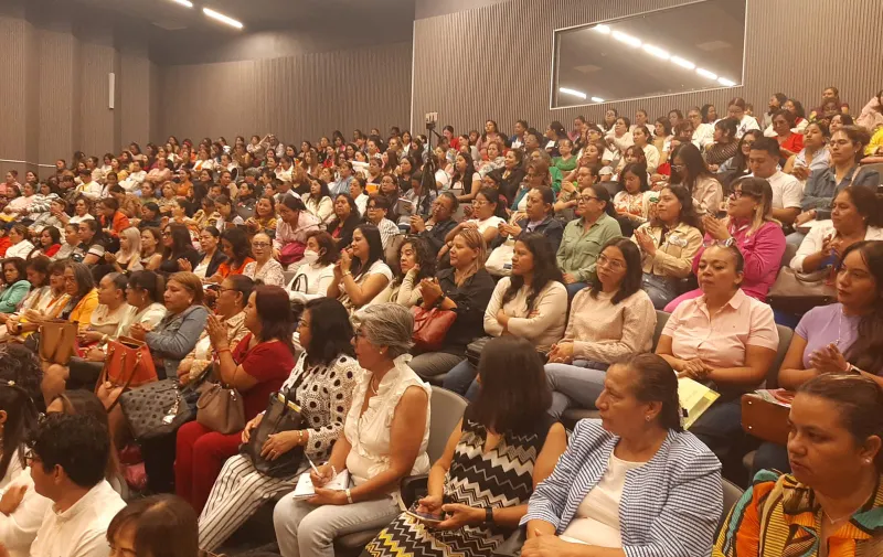 Más de 700 maestras participan en seminario de inclusión en Puebla