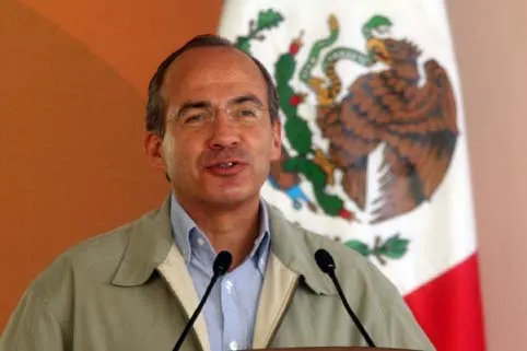 Felipe Calderón entregó obras inconclusas en Oaxaca