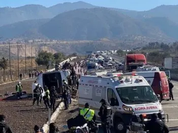 Vuelca autobús que transportaba peregrinos de Ajalpan hacia la Basílica de Guadalupe