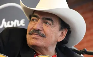 Joan Sebastian sí está internado en hospital de Puebla