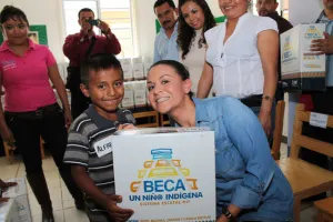 Sistema Estatal DIF entrega paquetes escolares del programa Beca un Niño Indígena en Zoquitlán
