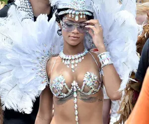 Rihanna deja ver más que piel en Barbados