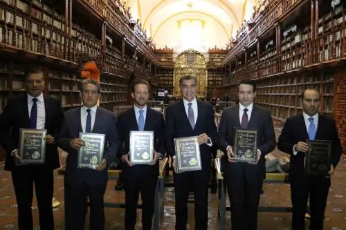 Presenta Tony Gali facsímil de la Constitución política de 1917 en la Palafoxiana