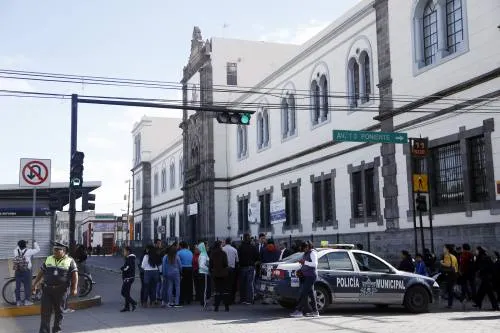 Padres de familia exigen que la Héroes de la Reforma siga siendo escuela