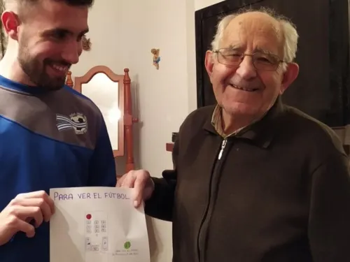 Abuelito no sabía usar el control de la tele; nieto le dibuja instructivo