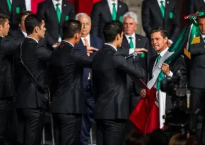 EPN abandera al Tri en Palacio Nacional; pide compromiso para ganar Mundial