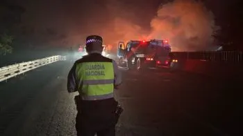 Explota pipa de gas en autopista Córdoba-Puebla y desata incendio que amenaza viviendas