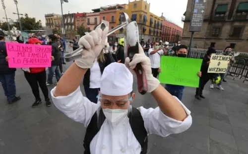 “Abrimos o morimos”, protestan trabajadores de restaurantes en la CDMX