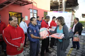 Entrega presidenta del DIF San Pedro útiles escolares y mochilas a bomberos